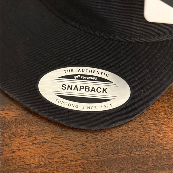 NWT Men’s Volcom Black and White Logo Snapback - Picture 2 of 7